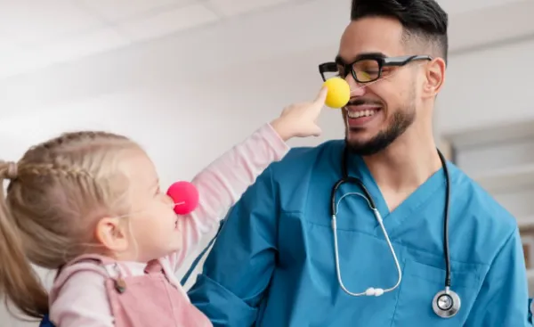 Enfermeiro pediátrico em atendimento infantil