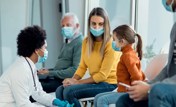 Atendimento em saúde pública com profissional de enfermagem e família